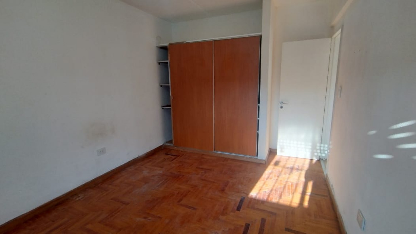 DEPARTAMENTO PLANTA BAJA SOBRE AVENIDA