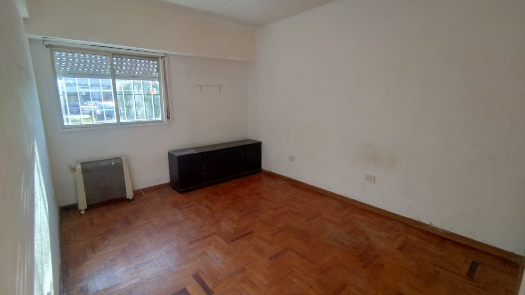 DEPARTAMENTO PLANTA BAJA SOBRE AVENIDA