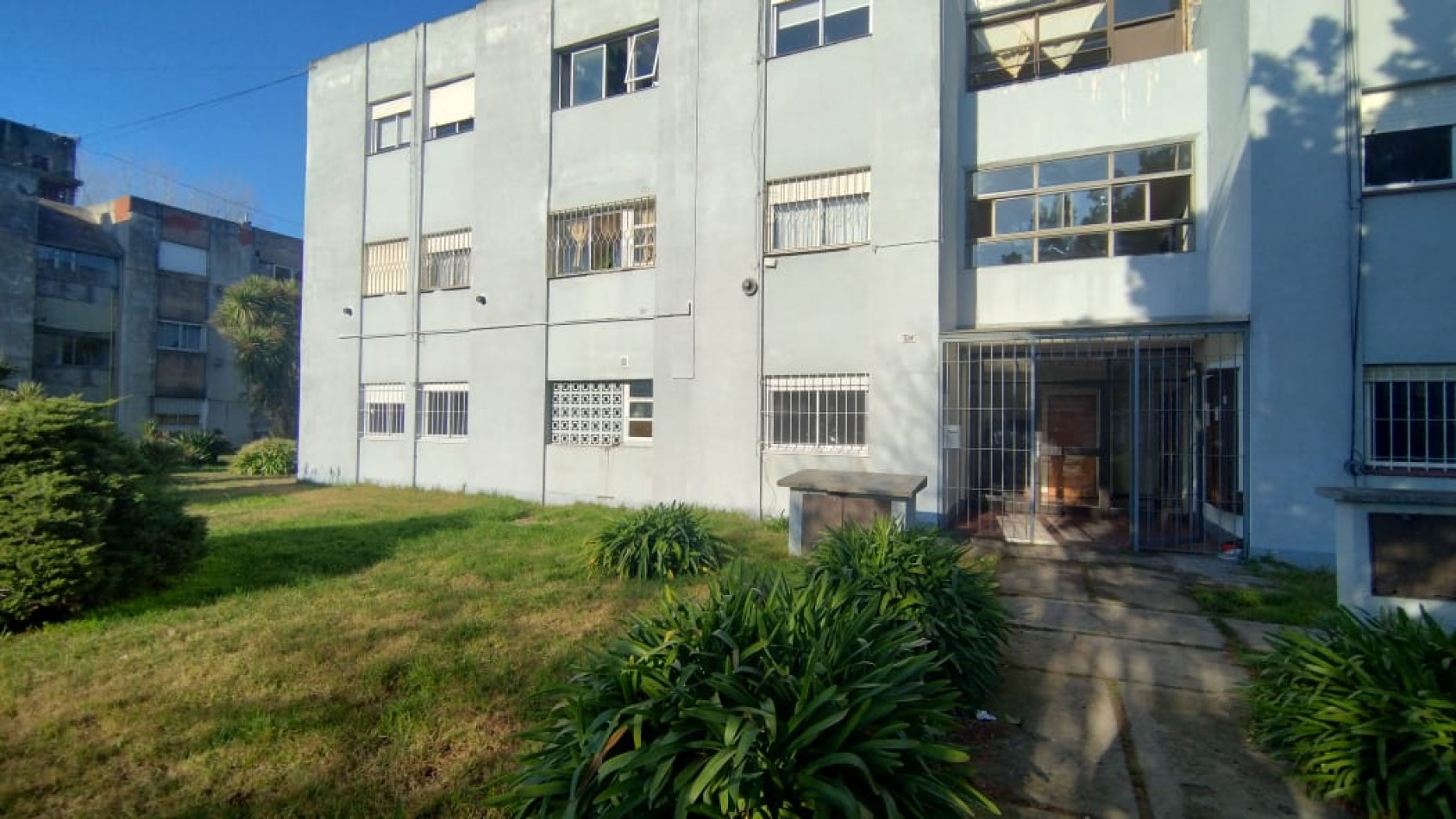 DEPARTAMENTO PLANTA BAJA SOBRE AVENIDA