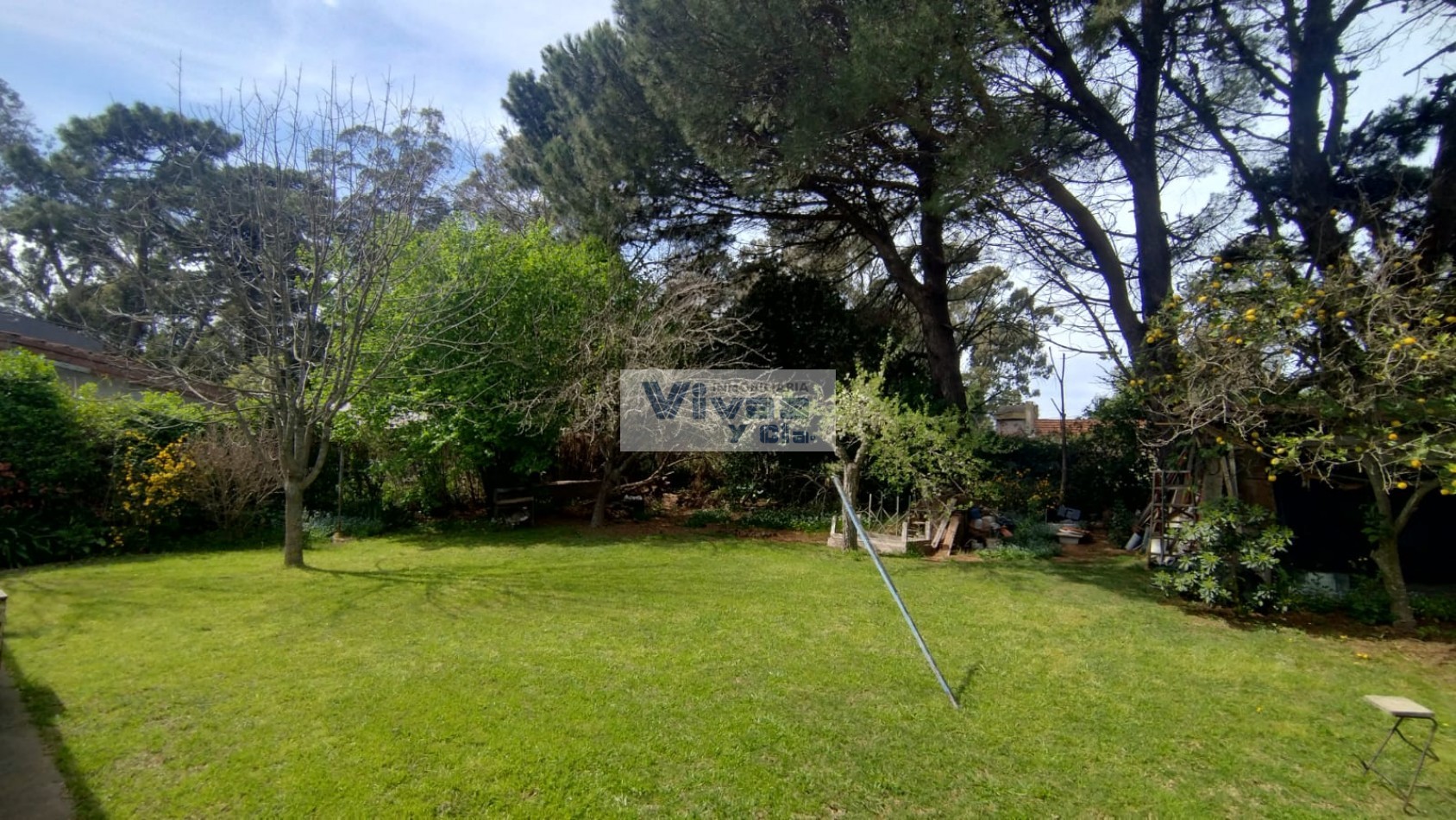 CHALET 3 AMBIENTES CON AMPLIO PARQUE