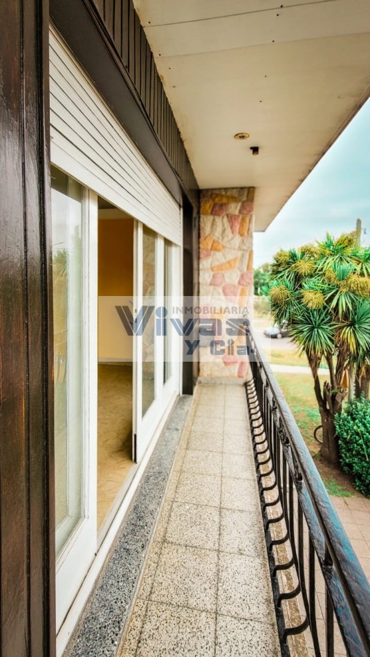 CHALET EN ALQUILER SOBRE AVENIDA