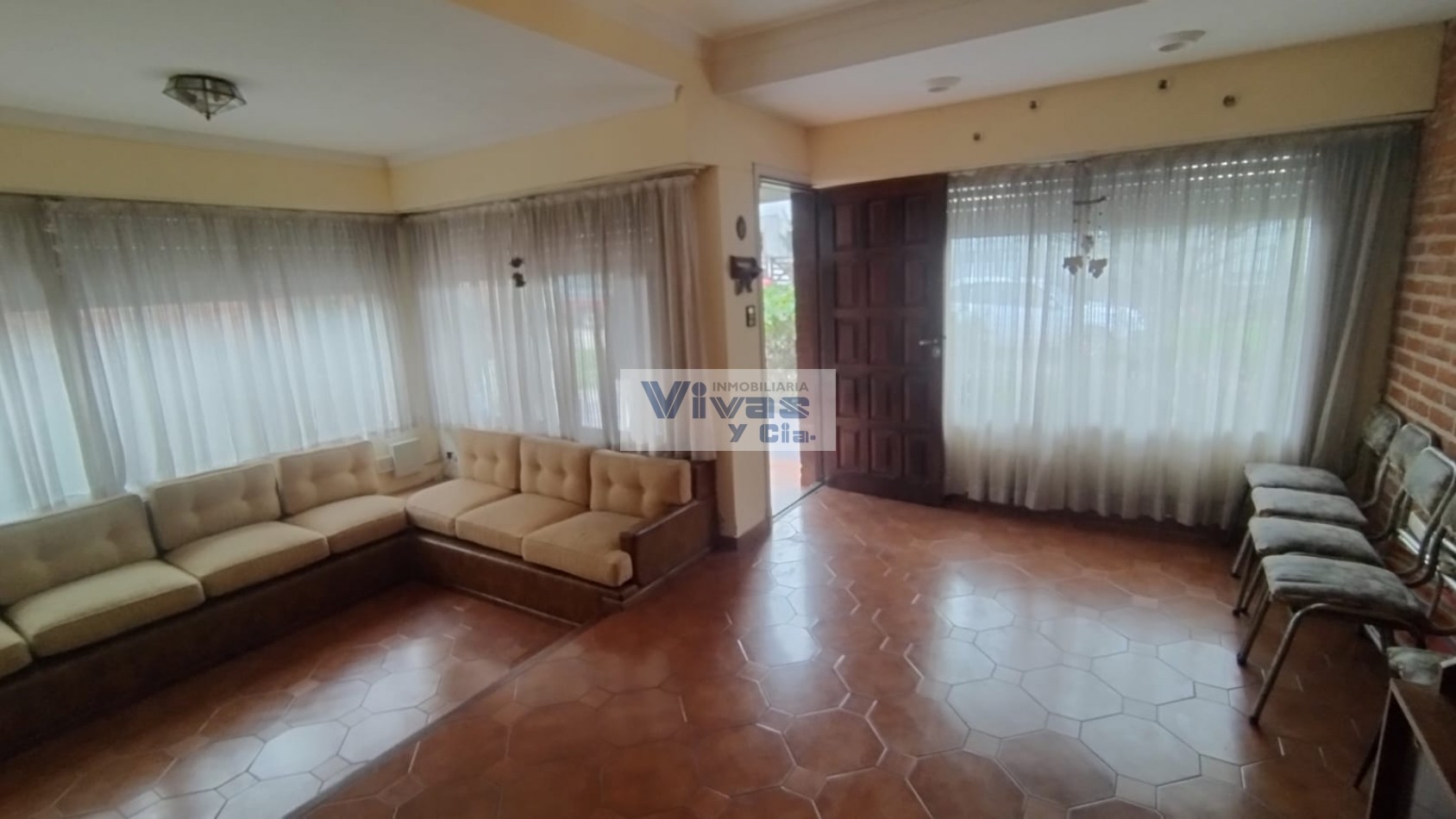 CHALET 4 AMBIENTES CON GARAGE Y PARQUE