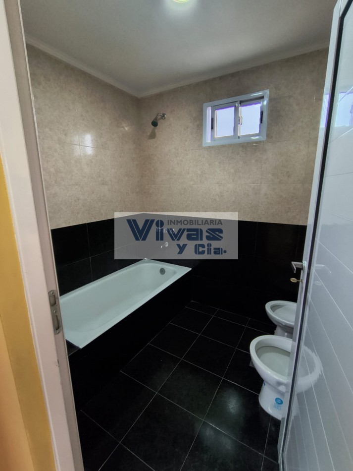 CASA 4 AMBIENTES CON COCHERA