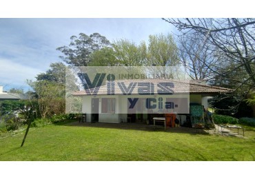 CHALET 3 AMBIENTES CON AMPLIO PARQUE 